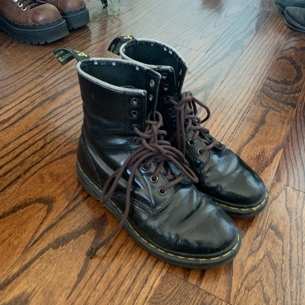 used Classic Doc Martens With Brown Laces 7.5 - Picture 2 of 6